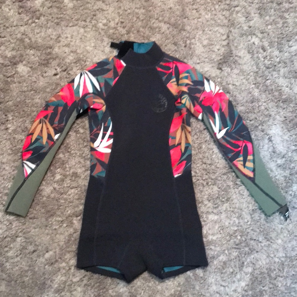 Girls Sz Y10 Billabong shortie.